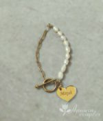 Μαρτυρικό βραχιόλι βάπτισης από ανοξείδωτο ατσάλι με πέρλες σε χρυσό χρώμα με σταυρουδάκι και καρδιά από χρυσό καθρέφτη plexiglass.