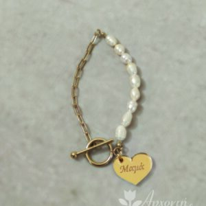 Μαρτυρικό βραχιόλι βάπτισης από ανοξείδωτο ατσάλι με πέρλες σε χρυσό χρώμα με σταυρουδάκι και καρδιά από χρυσό καθρέφτη plexiglass.