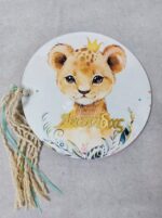 Ξύλινο βιβλίο ευχών με θέμα λιονταράκι και το όνομα του μωρού από χρυσό καθρέφτη plexiglass διακοσμημένο απο σχοινιά και κορδέλες.