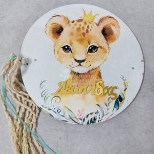 Ξύλινο βιβλίο ευχών με θέμα λιονταράκι και το όνομα του μωρού από χρυσό καθρέφτη plexiglass διακοσμημένο απο σχοινιά και κορδέλες.