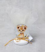 Μπομπονιέρα - προσκλητήριο βάπτισης  ξύλινη με θέμα λιονταράκι, σε βότσαλο με λευκή οργάντζα και δίχτυ