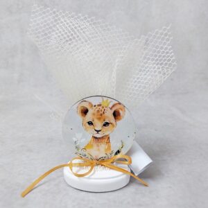 Μπομπονιέρα - προσκλητήριο βάπτισης  ξύλινη με θέμα λιονταράκι, σε βότσαλο με λευκή οργάντζα και δίχτυ