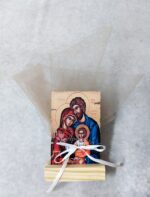 Μπομπονιέρα γάμου - βάπτισης εικόνα ξύλινη σε βάση με θέμα την Αγία Οικογένεια  και τούλι σοκολά.