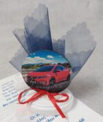 Μπομπονιέρα - προσκλητήριο βάπτισης με θέμα αυτοκίνητο ξύλινη, σε βότσαλο με μπλε τούλι