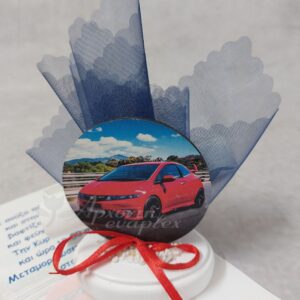 Μπομπονιέρα - προσκλητήριο βάπτισης με θέμα αυτοκίνητο ξύλινη, σε βότσαλο με μπλε τούλι