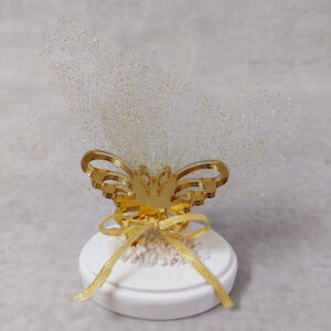 Μπομπονιέρα βάπτισης πεταλούδα από χρυσό καθρέφτη plexi-glass και εκρού τούλι με χρυσό glitter.
