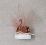 Μπομπονιέρα βάπτισης κύκνος από χρυσό ροζ καθρέφτη plexi-glass και σαπιο μήλο οργάντζα.