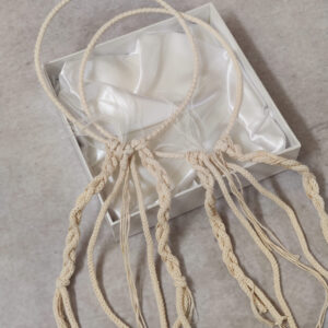 Boho χειροποίητα στέφανα γάμου πλεκτά με διακριτικό πούπουλο.