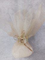 Μπομπονιέρα γάμου με χρυσό γεωμετρικό σχήμα και διαμάντι και glitter τούλι.