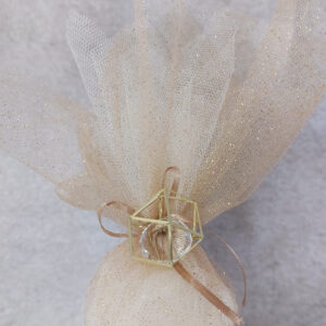 Μπομπονιέρα γάμου με χρυσό γεωμετρικό σχήμα και διαμάντι και glitter τούλι.