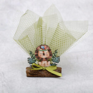 Μπομπονιέρα βάπτισης λιονταράκι ξύλινη σε κεραμικό κορμό λαδί δίχτυ και τούλι.