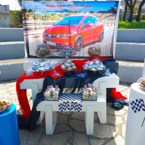 Στολισμός βάπτισης με θέμα Honda Civic σε μπλε και κόκινες αποχρώσεις.