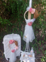 Πακέτο βάπτισης για κορίτσι σε λευκές αποχρώσεις και ροζ διακοσμητικά λουλούδια.