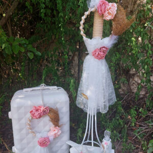 Πακέτο βάπτισης για κορίτσι σε λευκές αποχρώσεις και ροζ διακοσμητικά λουλούδια.