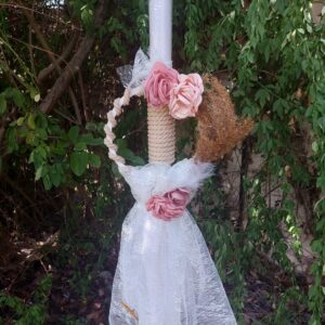 Λαμπάδα βάπτισης με λευκή δαντέλα υφασμάτινα λουλούδια, σχοινιά και πάμπας.