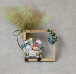 Μπομπονιέρα βάπτισης ξύλινο καδράκι με θέμα Safari σε σοκολα τουλι και πράσινο δίχτυ.