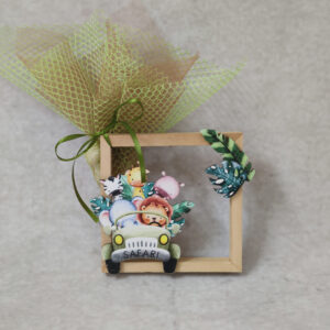 Μπομπονιέρα βάπτισης ξύλινο καδράκι με θέμα Safari σε σοκολα τουλι και πράσινο δίχτυ.