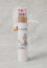 Μπομπονιέρα βάπτισης ξυλομπογιές με θέμα Σταλίτσα σε ροζ δίχτυ.