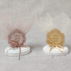 Μπομπονιέρα γάμου "Love Never Fails" από χρυσό ή ροζ χρυσό καθρέφτη plexi-glass και τούλι με glitter.