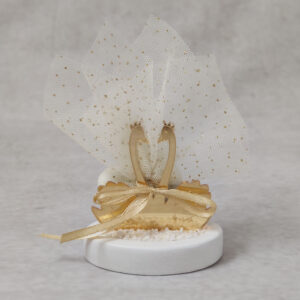 Μπομπονιέρα γάμου κύκνοι από χρυσό καθρέφτη plexi-glass και τούλι με glitter.