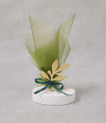 Μπομπονιέρα γάμου  κλαδί ελιάς από χρυσό καθρέφτη plexi-glass και πρασινο τούλι.