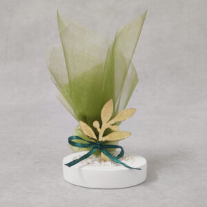 Μπομπονιέρα γάμου  κλαδί ελιάς από χρυσό καθρέφτη plexi-glass και πρασινο τούλι.