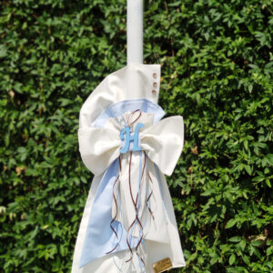 Λαμπάδα βάπτισης με ξύλινο διακοσμητικό με το μονόγραμμα.