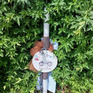 Λαμπάδα βάπτισης με θέμα αυτοκινητάκι σε ξύλινο εκτυπωμένο διακοσμητικό με το όνομα του μωρού.