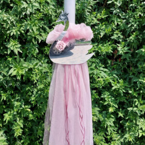 Λαμπάδα βάπτισης με θέμα κύκνος απο ασημί καθρέφτη plexi glass.