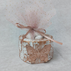 Μπομπονιέρα βάπτισης κεραμικό ρεσώ με πεταλούδα από χρυσό καθρέφτη plexi glass.