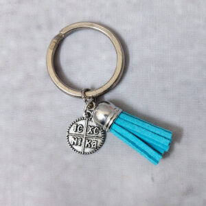 Μαρτυρικά βάπτισης μπρελόκ με γαλάζια δερμάτινη φούντα και κωνσταντινάτο σε κουτί 25 τεμαχίων. 