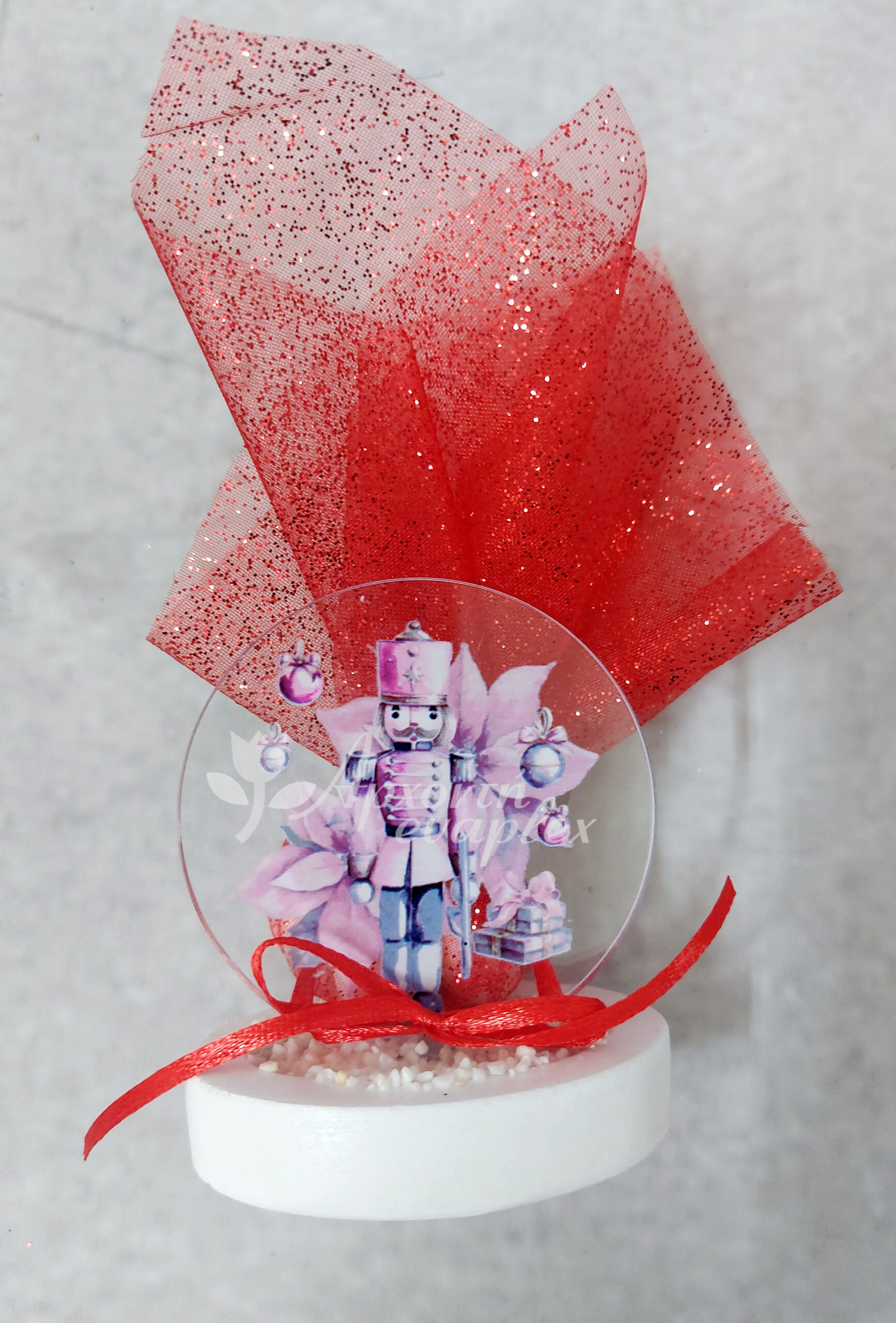 Χριστουγενιάτικη μπομπονιέρα plexiglass με θέμα καρυοθραύστης σε βότσαλο.