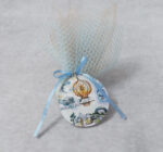 Μπομπονιέρα βάπτισης plexiglass μπρελόκ με θέμα αερόστατο σε σοκολά τούλι και γαλάζιο δίχτυ.