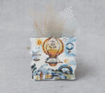 Μπομπονιέρα βάπτισης ξύλινο μαγνητάκι με θέμα αερόστατο σε σοκολά τούλι και γαλάζιο δίχτυ.