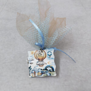 Μπομπονιέρα βάπτισης ξύλινο μπρελόκ με θέμα αερόστατο σε σοκολά τούλι και γαλάζιο δίχτυ.