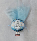 Μπομπονιέρα βάπτισης ξύλινο μαγνητάκι με θέμα αερόστατο σε γαλάζια οργάντζα και γαλάζιο δίχτυ.