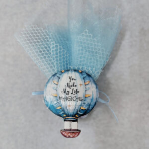 Μπομπονιέρα βάπτισης ξύλινο μαγνητάκι με θέμα αερόστατο σε γαλάζια οργάντζα και γαλάζιο δίχτυ.