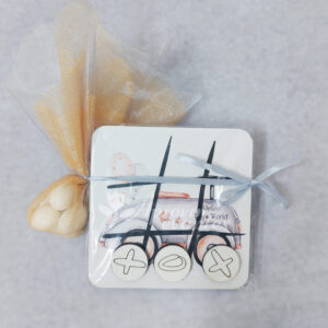 Μπομπονιέρα βάπτισης ξύλινη τρίλιζα με θέμα retro αυτοκινητάκι.