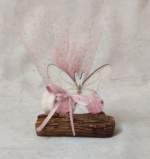 Μπομπονιέρα βάπτισης πεταλουδίτσα ξύλινη σε κεραμικό κορμό.