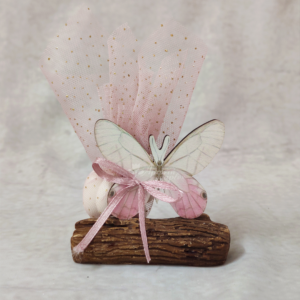 Μπομπονιέρα βάπτισης πεταλουδίτσα ξύλινη σε κεραμικό κορμό.