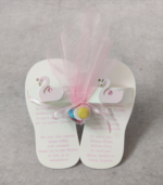 Μπομπονιέρα βάπτισης τρισδιάστατα παντοφλάκια από υλικό EVA με διακόσμηση.