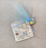 Μπομπονιέρα βάπτισης ξύλινη τρίλιζα με θέμα αυτοκινητάκι.