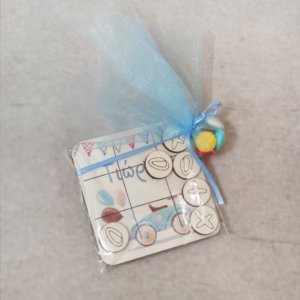 Μπομπονιέρα βάπτισης ξύλινη τρίλιζα με θέμα αυτοκινητάκι.