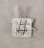 Μπομπονιέρα βάπτισης ξύλινη τρίλιζα με θέμα κύκνος με λουλούδια.