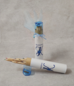 Μπομπονιέρα βάπτισης ξυλομπογιά με εκτυπωμένο μονόγραμμα.