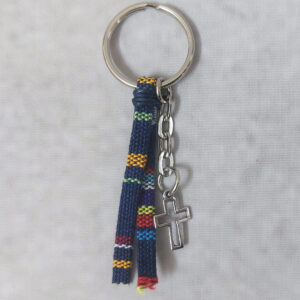 Μαρτυρικά βάπτισης μπρελόκ με ιδιαίτερη κορδέλα με σχέδια και χειροποίητο δέσιμο με αλυσίδα και ασημί σταυρό.