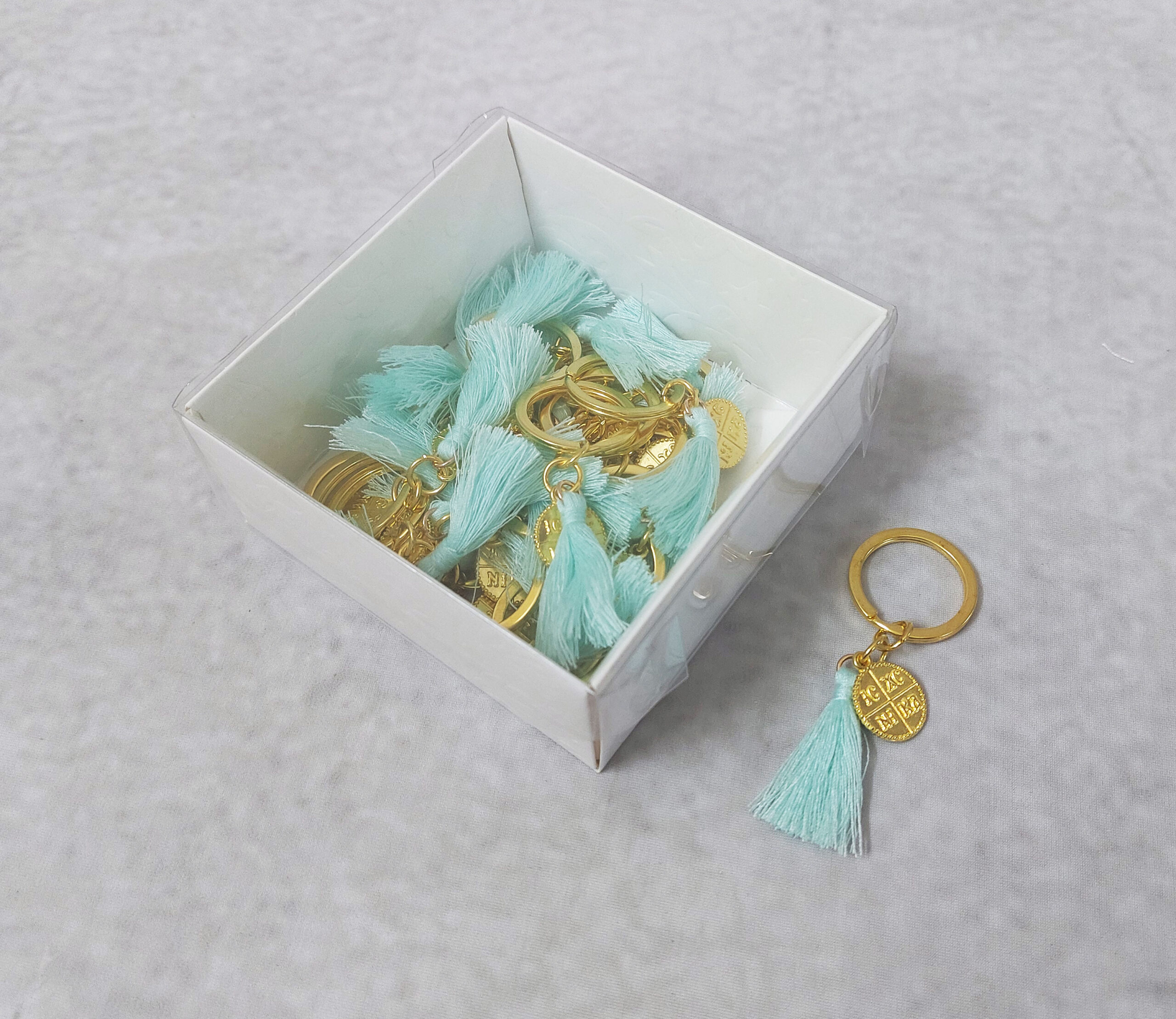 Μαρτυρικά βάπτισης μπρελόκ με βεραμάν φούντα και χρυσό κωνσταντινάτο σε κουτί 25 τμχ.