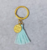 Μαρτυρικά βάπτισης μπρελόκ με βεραμάν φούντα και χρυσό κωνσταντινάτο σε κουτί 25 τμχ.