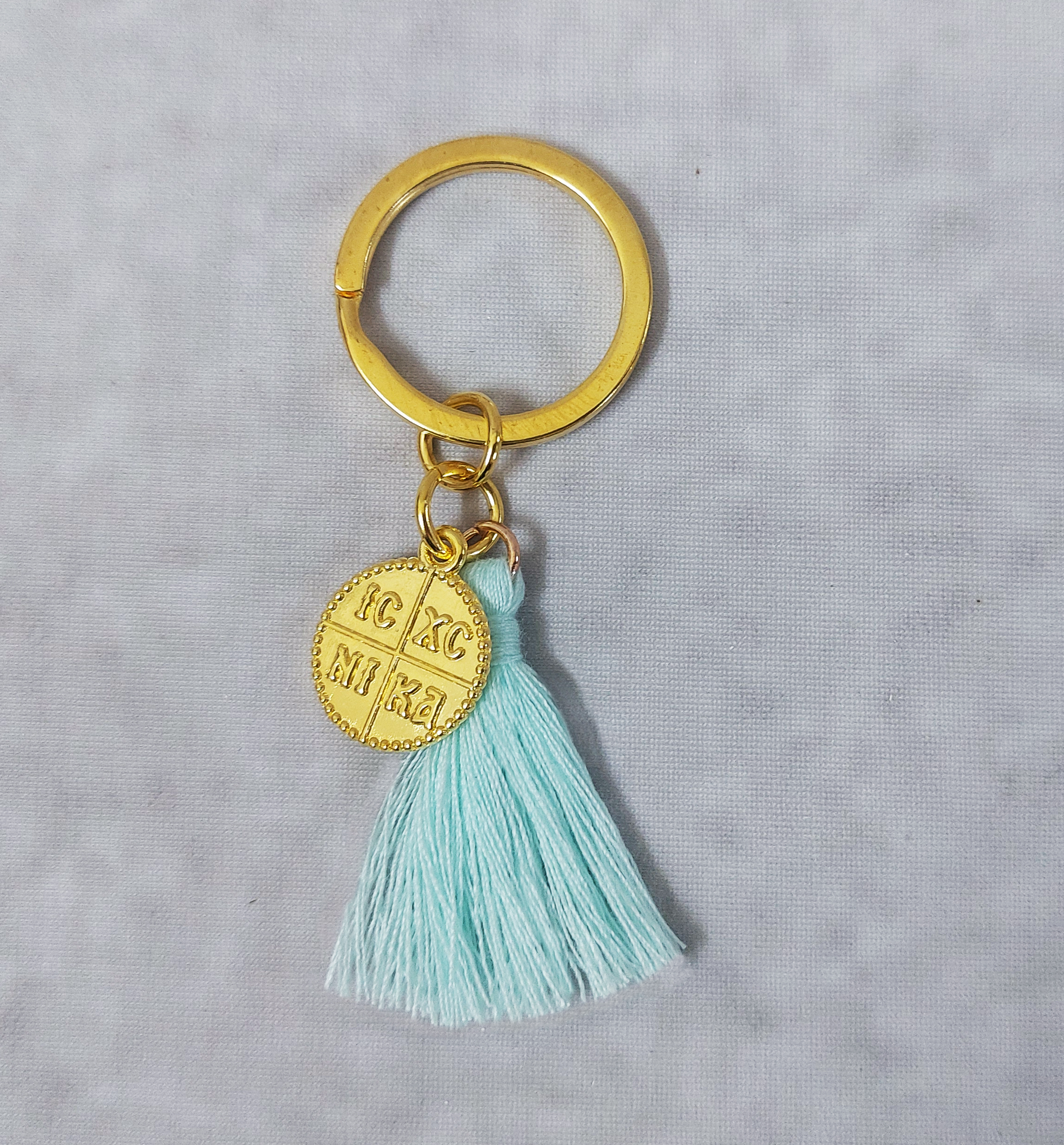 Μαρτυρικά βάπτισης μπρελόκ με βεραμάν φούντα και χρυσό κωνσταντινάτο σε κουτί 25 τμχ.