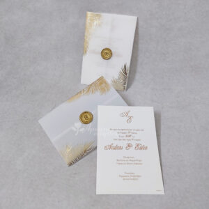 Προσκλητήριο γάμου με λευκή κάρτα με αναγλυφότητα  και ριζόχαρτο με βουλοκέρι εξωτερικά.